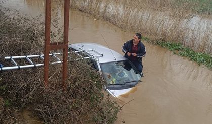 İzmir'de sağanak yağış paniği: Otomobil suların içinde kaldı...
