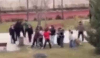 Küçücük çocuğu ağaca bağlayıp işkence ettiler