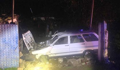 İzmir'de bahçe duvarına çarpan otomobildeki 1 kişi hayatını kaybetti