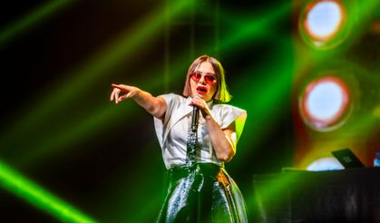 İzmir’de 90’lar rüzgarı esti: Bir gecede dört yıldız sahneye çıktı