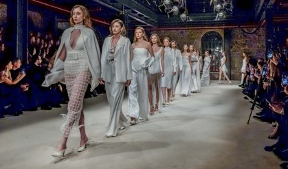 Modacı Nazlı Terzioğlu’ndan görkemli defile