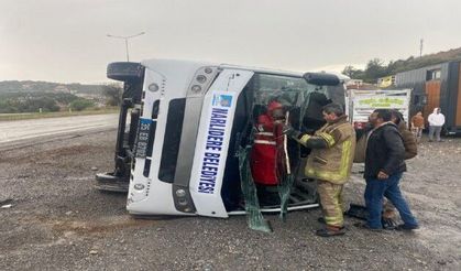 Seferihisar'da futbolcuları taşıyan midibüs devrildi