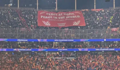 Liverpool taraftarından, Atatürk pankartı