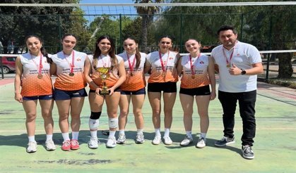 İEÜ’de çifte kupa sevinci: Yelken ve voleybolda büyük başarı