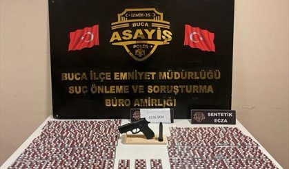 İzmir'de zehir tacirlerine darbe: Konak'taki baskında cephanelik ve uyuşturucu ele geçirildi