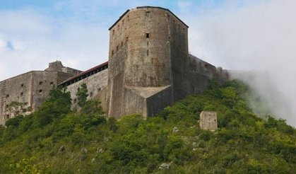Laferriere Kalesi turist akınına dayanamadı: 30 kişi hayatını kaybetti