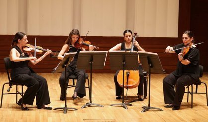 İzmir Oda Orkestrası'na Ayakta Alkış!