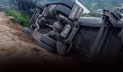 Ödemiş’te feci kaza: Kamyon şarampole uçtu, sürücü yaralandı