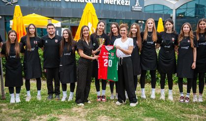 Karşıyaka’nın sultanları kupayla mutfağa girdi