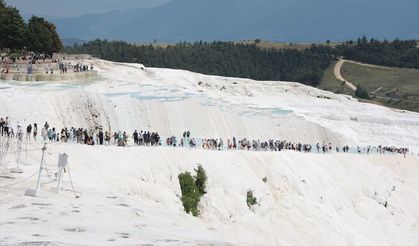 Beyaz cennette tarihi yoğunluk: Pamukkale’de adım atacak yer kalmadı