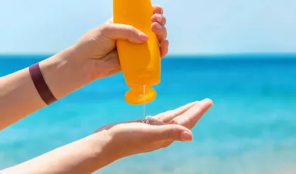 Dermatologlardan kritik uyarı: Güneş kremi kullanırken yapılan hatalar!