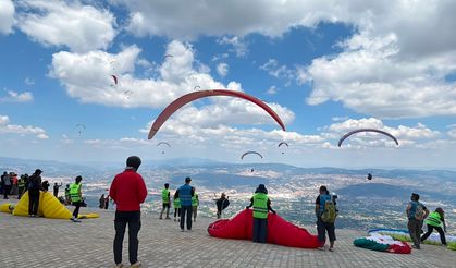 Yamaç paraşütü pilotları Simav semalarında yarıştı
