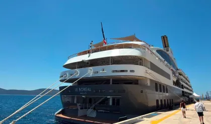 Bodrum limanında dev gemilerin buluşması: Binlerce turist ilçeye akın etti