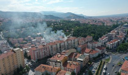 Yıldırım düşen apartmanın çatısında yangın çıktı