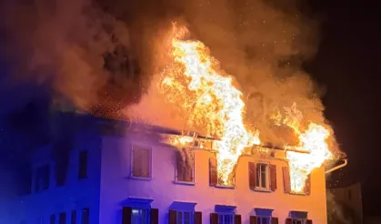 Bina yandı; 5 kişi kayıp!