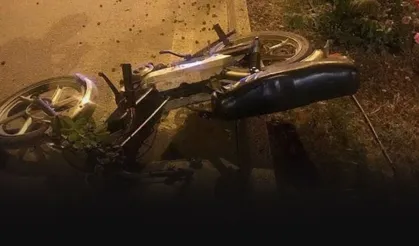 Kontrolden çıkan motor direğe çarptı... Sürücü öldü!