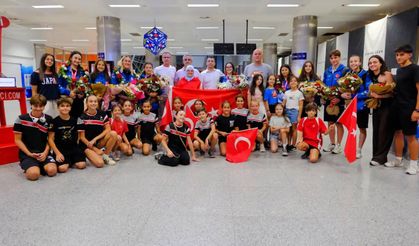 Dünya üçüncüsü cimnastikçiler İzmir'de coşkuyla karşılandı!