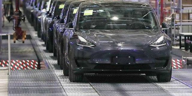Tesla, arka lamba sorunu nedeniyle 300 binden fazla aracını geri çağırdı