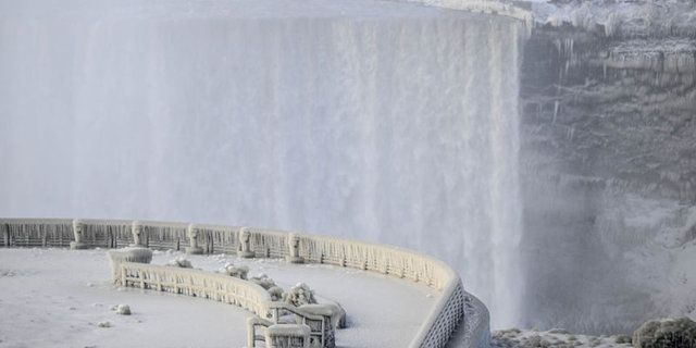 ABD'de kar fırtınası nedeniyle Niagara kısmen dondu