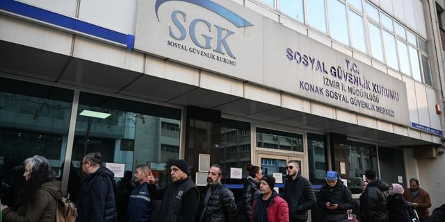 İzmir'de SGK hizmet birimleri önünde EYT hareketliliği sürüyor