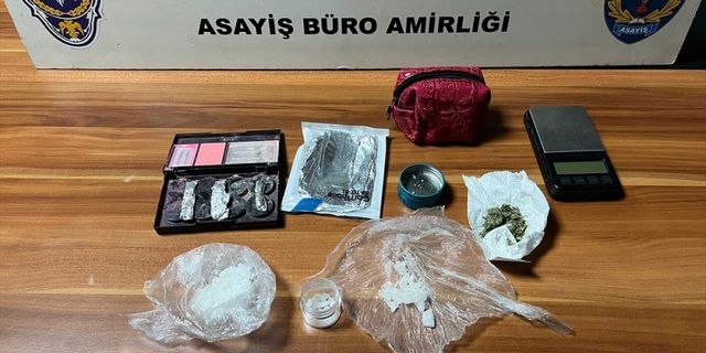 İzmir'de uyuşturucu ticareti yapan 3 kişi tutuklandı