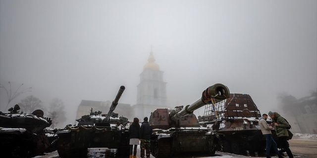 Ukrayna, Rus tanklarını Kiev'de sergiliyor