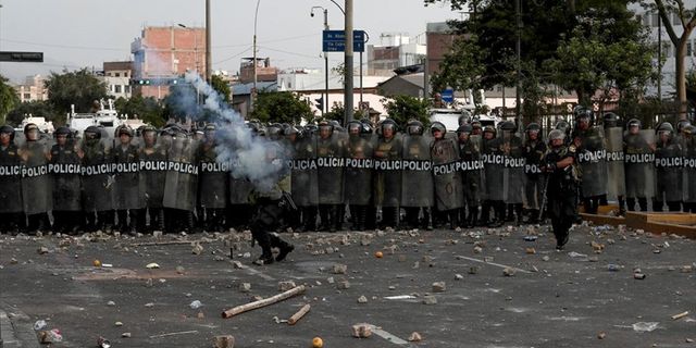 Peru'da protestocular havaalanına zorla girmeye çalıştı