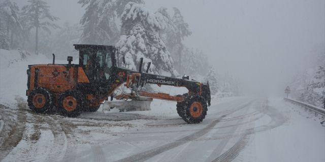 İzmir ve Manisa'nın yüksek kesimlerinde kar yağışı etkili oldu