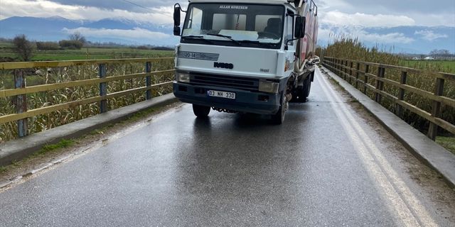 İzmir'de kamyonla otomobilin çarpıştığı kazada 1 kişi öldü
