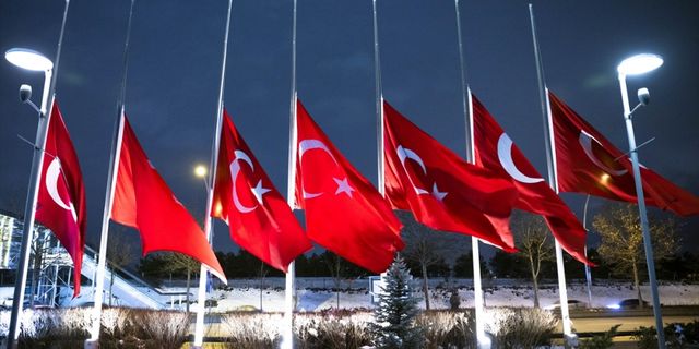 Tüm Türkiye'de bayraklar yarıya indirildi