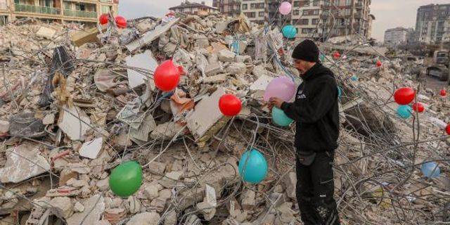 Depremde ölen çocuklar için renkli balon koydular