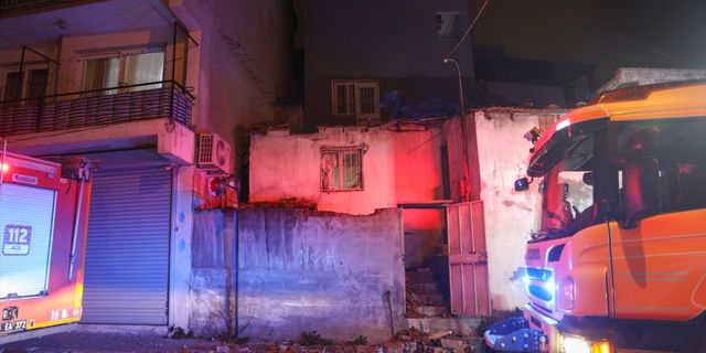 İzmir'de fırtına çatı uçurdu: 1 yaralı