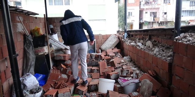 Fırtına İzmir'de tuğla duvar yıktı: 3 yaralı