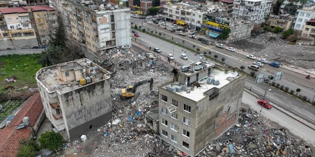 İskenderun'da ağır hasar gören evler dronla görüntülendi