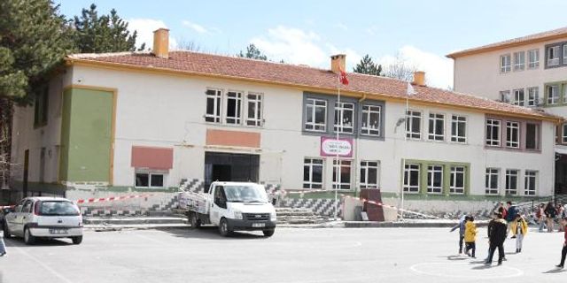 Kayseri'de depremde hasar gören anaokulu boşaltılıyor