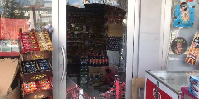 Market camını kaldırım taşıyla kırıp, hırsızlık yaptı; o anlar kamerada