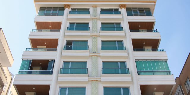 İzmir Bornova'da 3 katlı binanın 1/2 payı icradan satılık