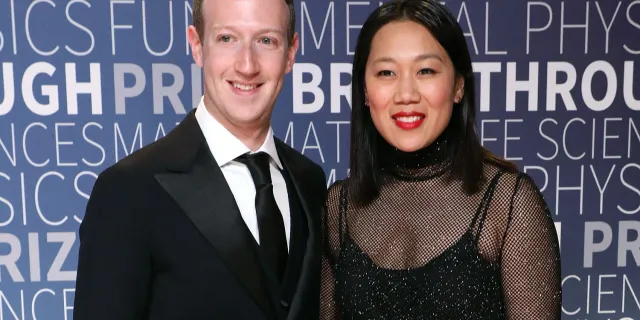 Mark Zuckerberg ve eşi Priscilla Chan üçüncü kız bebeklerini kucakladı