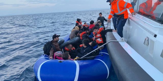 İzmir açıklarında 64 düzensiz göçmen kurtarıldı