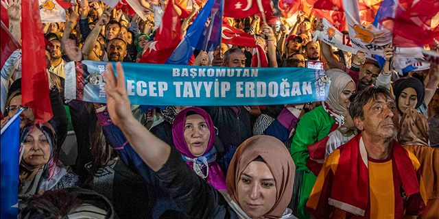 AK Parti İzmir İl Başkanlığı'nda kutlama