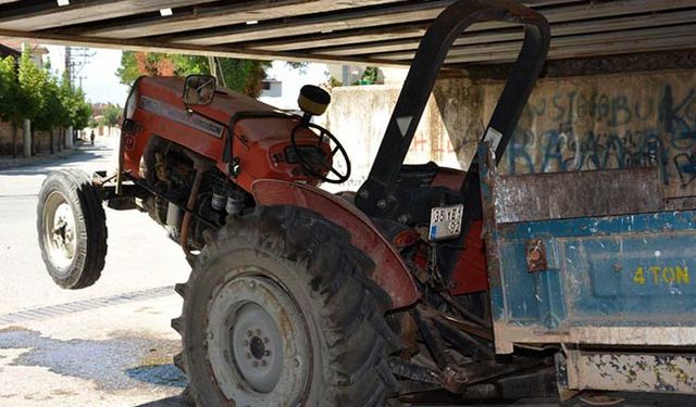 Traktör köprünün altına sıkıştı