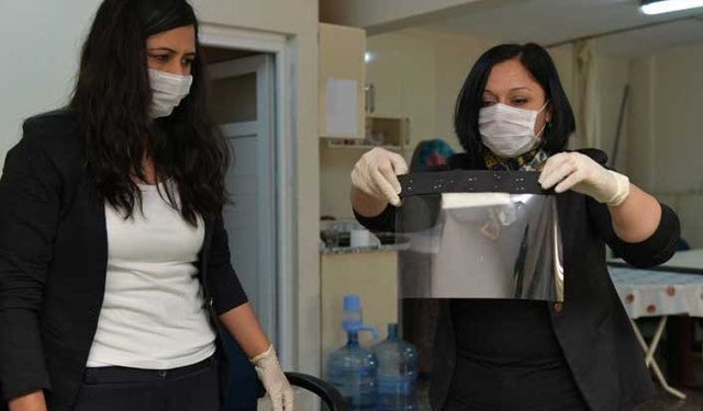 Doktorların yüz siperliği Çiğli Belediyesi’nden