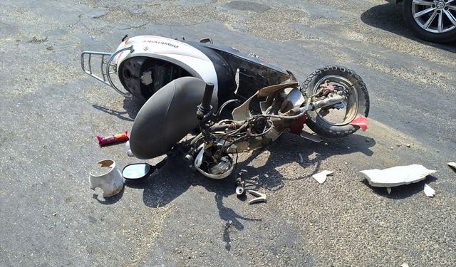 Manisa'da kamyona çarpan elektrikli motosikletin sürücüsü yaralandı