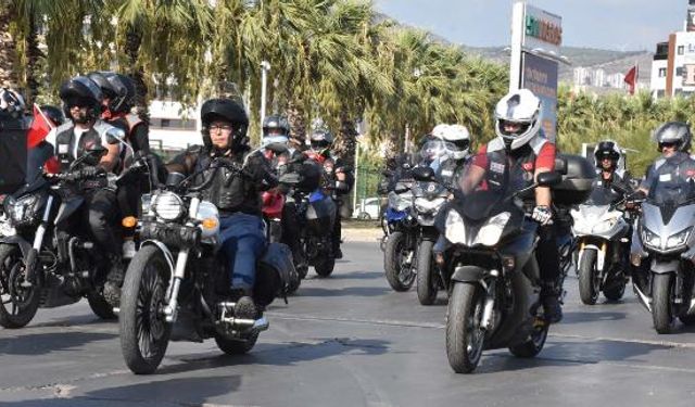 İzmir'de motosiklet ve klasik otomobillerle 30 Ağustos korteji