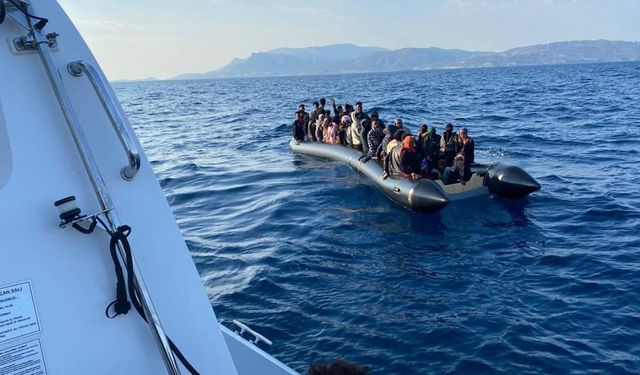 Dikili açıklarında 37 kaçak göçmen kurtarıldı