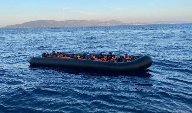 Dikili'de lastik botta 40 kaçak göçmen yakalandı
