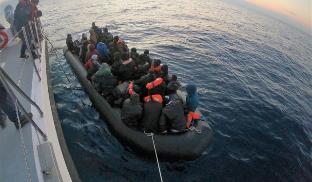 İzmir açıklarında 30 kaçak göçmen yakalandı