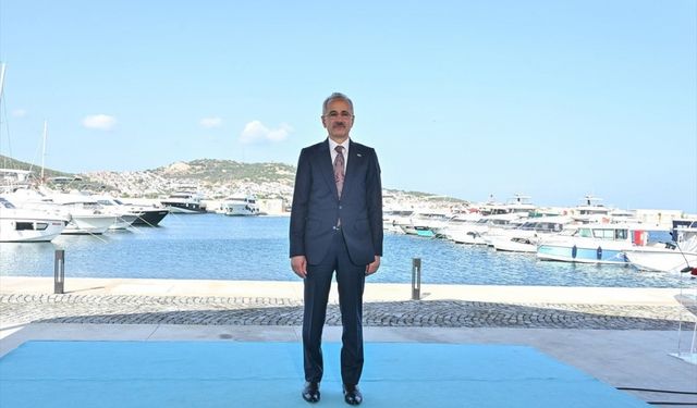 Ulaştırma ve Altyapı Bakanı Uraloğlu, Yeni Foça Yat Limanı'nı hizmete açtı