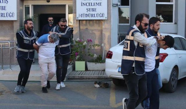 İzmir'deki cinayette Suriyeli baba-oğul adliyede