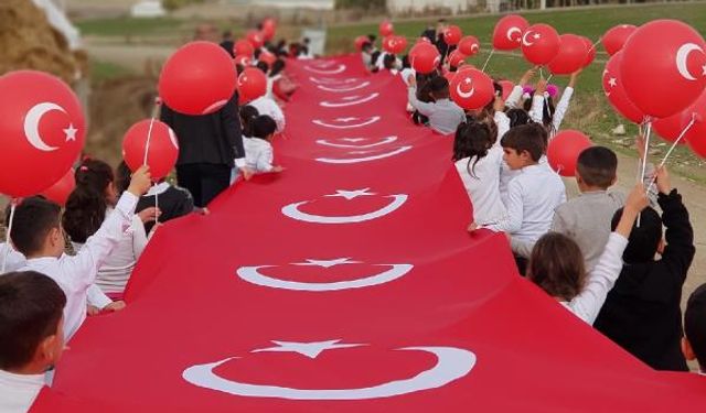 Van’ın kırsal mahallesinde ilkokul öğrencileri, 30 metrelik Türk bayrağı ile yürüdü